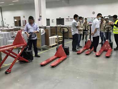 電動高升程搬運(yùn)車交付使用，感謝廠家羅總親自跟客戶講解操作方法！
